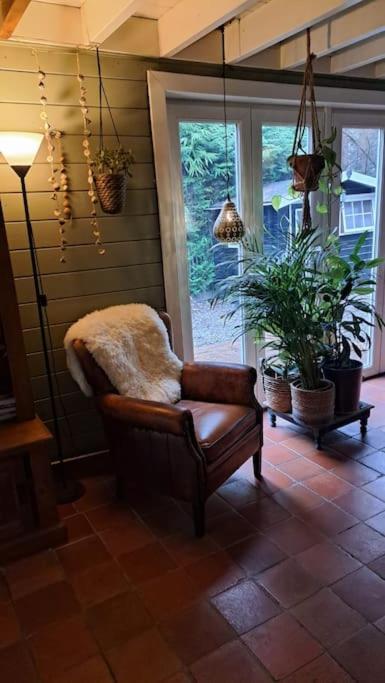 Comfortable Chalet In A Unique Location In Forest Essen 外观 照片